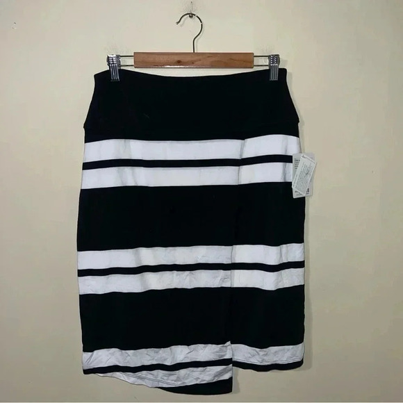 Athleta Asymmetrical Stripe Skirt Black White Size Medium NWT - Picture 1 of 4